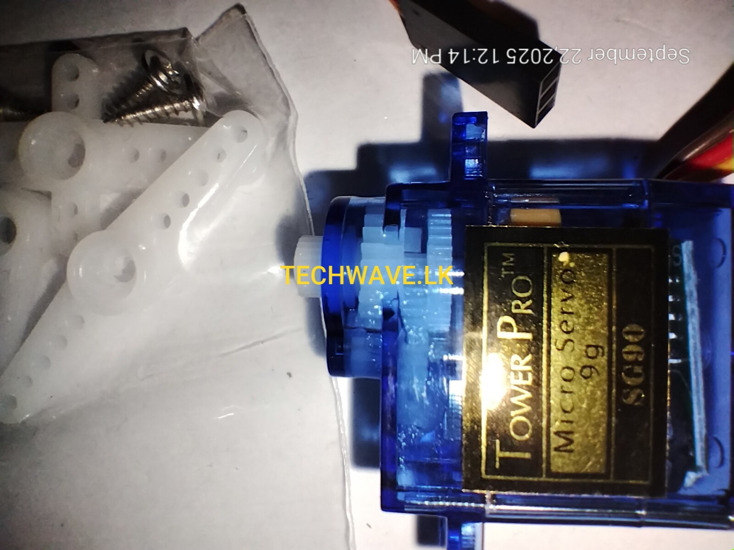 Continuous Rotation SG90 Servo Motor with Plastic Wheel – Full Set